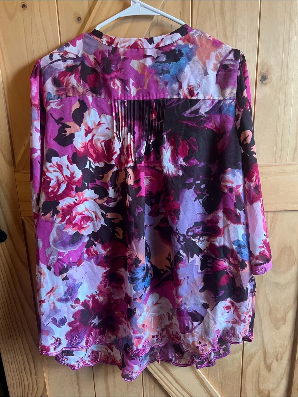 Denim 24/7 Fuchsia Floral V-Neck Pintuck Blouse Scalloped Detail Size 20W Boho - Picture 6 of 9
